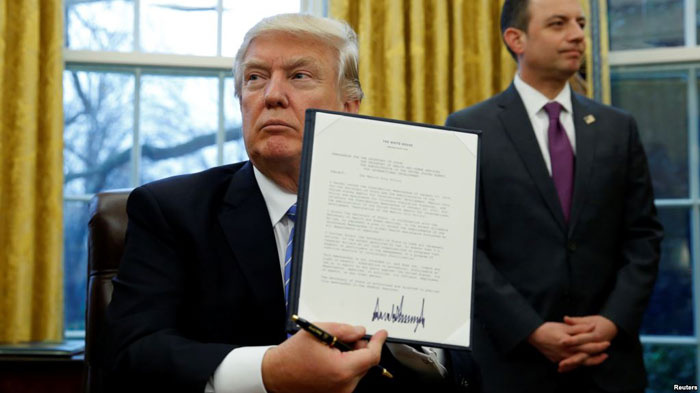 O nasıl imza öyle! Trump'ın imzası kendini ele veriyor... 