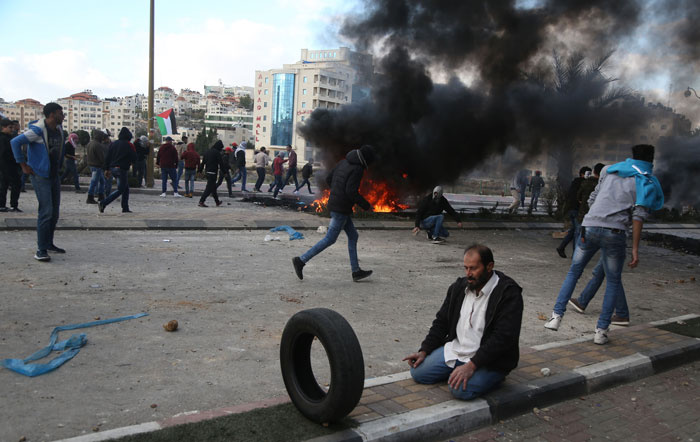 Filistin'de intifada başladı! Mermiye karşı sapan taşı...