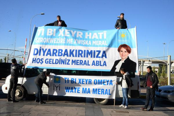 Meral Akşener Diyarbakırlı çıktı! Üç dilli pankart sürprizi...