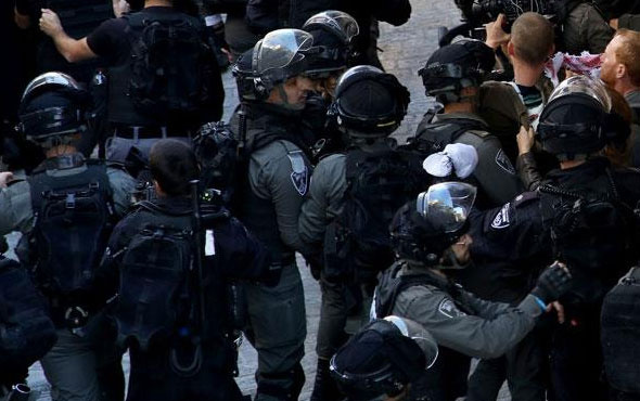 İsrail polisi Mescid-i Aksa'da kimlikleri topluyor