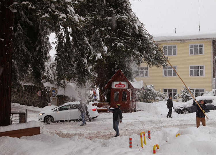 Trabzon'da kar yolları kapadı!