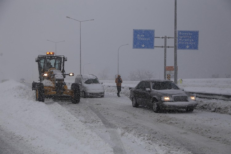 Trabzon'da kar yolları kapadı!