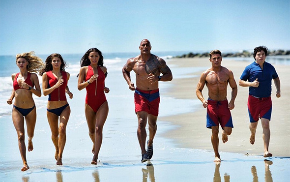 Dwayne Johnson ve Zac Efron'lu Baywatch'tan Super Bowl özel fragmanı