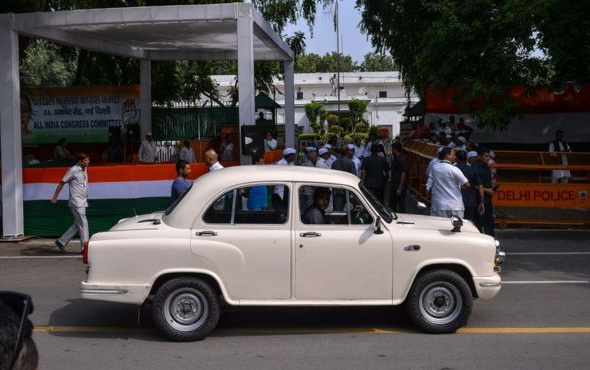Hindistan'ın efsanevi arabası artık Peugeot'un