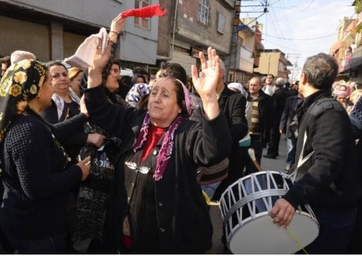 Düğün değil cenaze davul çalıp türkü söylediler