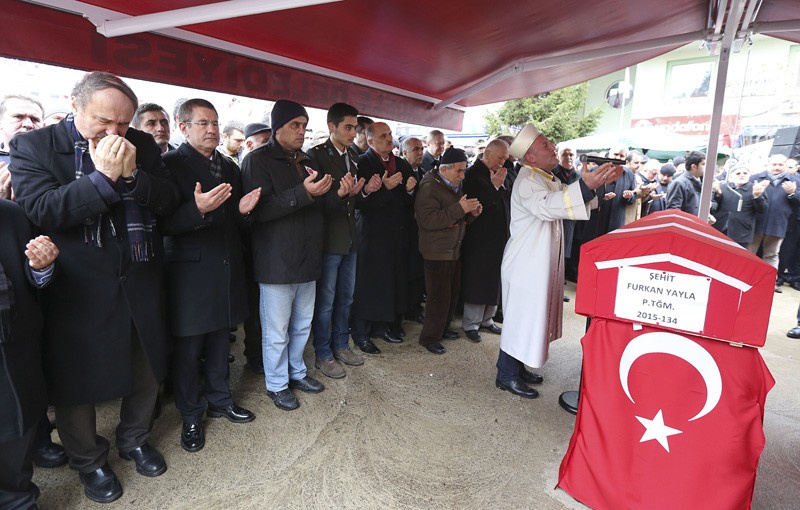 Eski bakan şehit cenazesinde gözyaşlarına boğuldu!