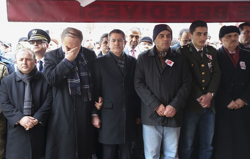 Eski bakan şehit cenazesinde gözyaşlarına boğuldu!