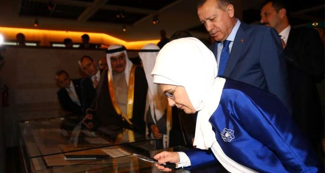 Erdoğan çifti büyüteçle uzun uzun bakın ne inceledi?