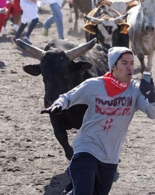 Fotoğraf çekiliyordu arkasında olan tehlikeye bakın