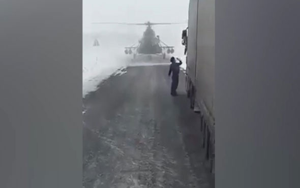 Askeri helikopter otobana indi tır şoförüne yol sordu! 