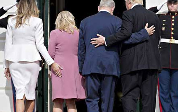 Melania Trump Sara Netanyahu’nun kalçasına dokundu