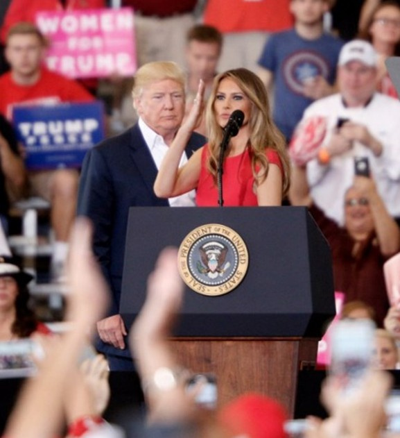 Melania baktı olacak gibi değil kürsüye çıkıp döktürdü!