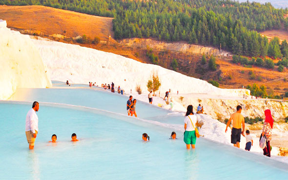 Çinliler Pamukkale'de "misket"le koptu