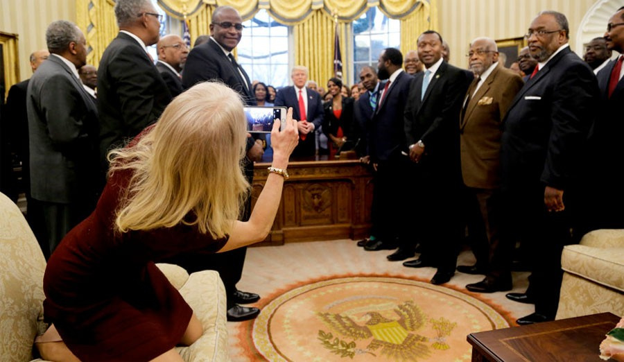 Oval ofiste acayip kare! Trump'ın kadın danışmanına bakın