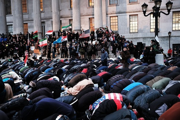 New York'un göbeğinde binlerce müslüman namaz kıldı