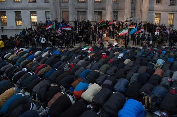 New York'un göbeğinde binlerce müslüman namaz kıldı