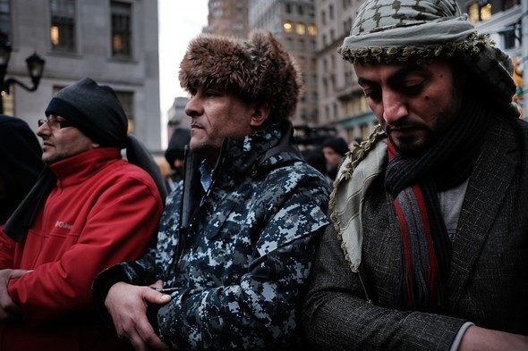 New York'un göbeğinde binlerce müslüman namaz kıldı