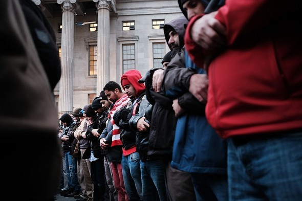 New York'un göbeğinde binlerce müslüman namaz kıldı