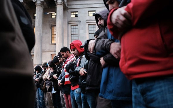 New York'un göbeğinde binlerce müslüman namaz kıldı