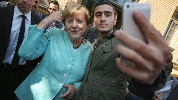Merkel'le çektiği selfie hayatını kararttı!