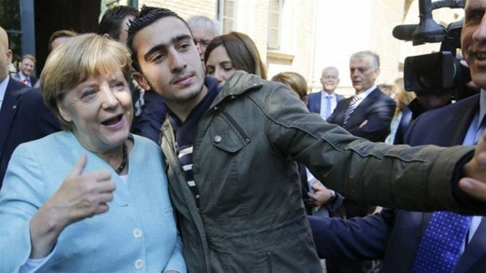 Merkel'le çektiği selfie hayatını kararttı!