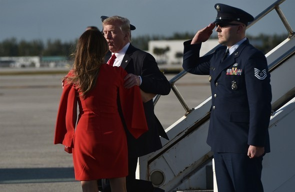 Trump'ın tuhaf hareketi önce elini tuttu sonra da...