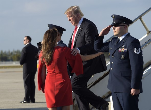 Trump'ın tuhaf hareketi önce elini tuttu sonra da...