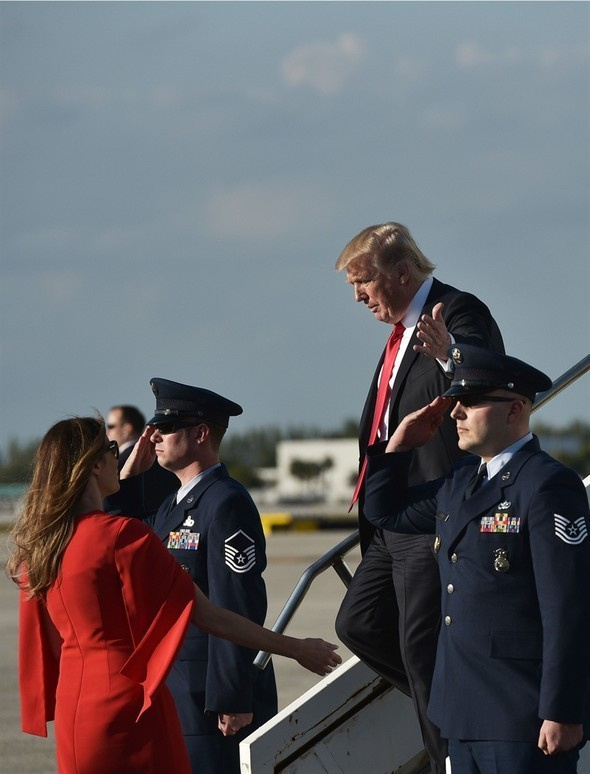 Trump'ın tuhaf hareketi önce elini tuttu sonra da...