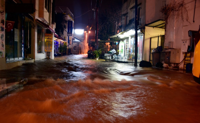 Bodrum sokakları dereye dönüştü