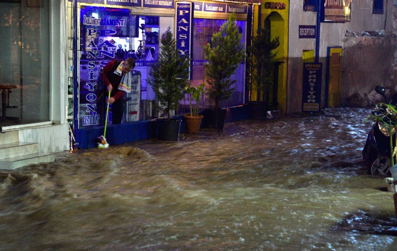 Bodrum sokakları dereye dönüştü