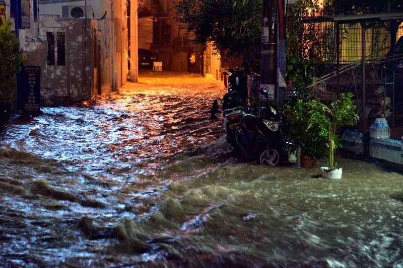 Bodrum sokakları dereye dönüştü