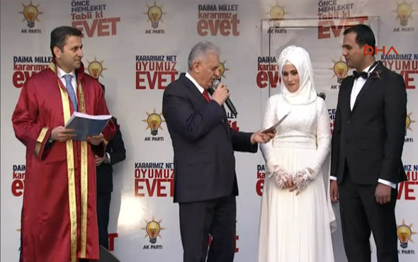 Başbakan Binali Yıldırım mitingde nikah kıydı