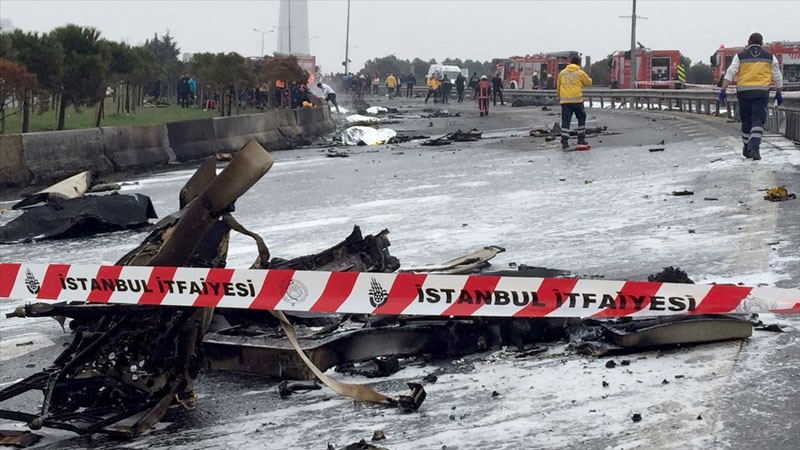 İstanbul Büyükçekmece'de helikopter düştü ilk görüntüler