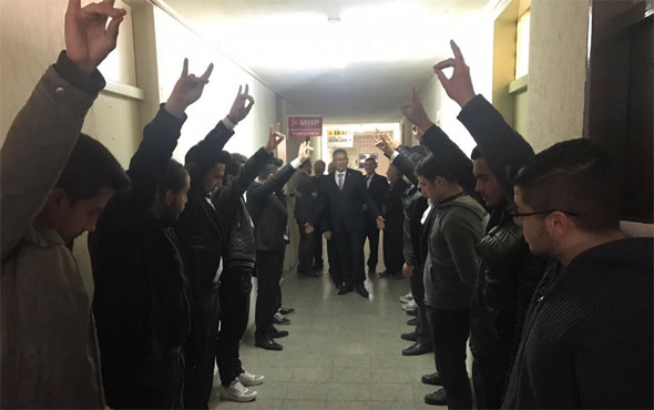 AK Partili vekiller bozkurt selamı ile karşılandı