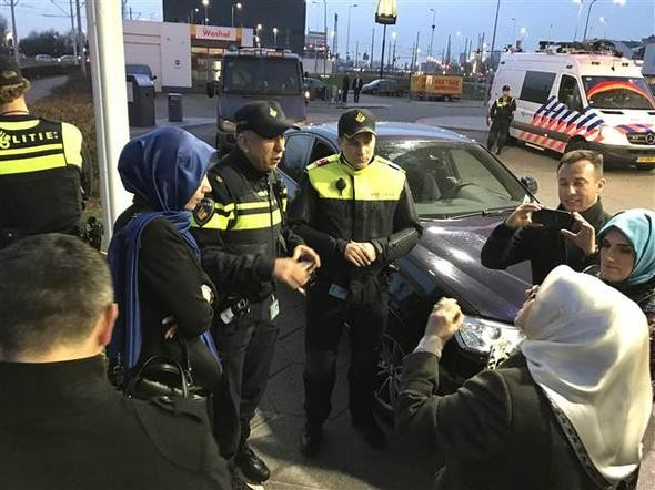 Hollanda polisinin konvoyu durdurma görüntüleri TRT ve AA ekibi sınırdışı