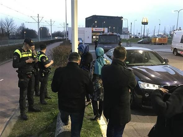 Hollanda polisinin konvoyu durdurma görüntüleri TRT ve AA ekibi sınırdışı
