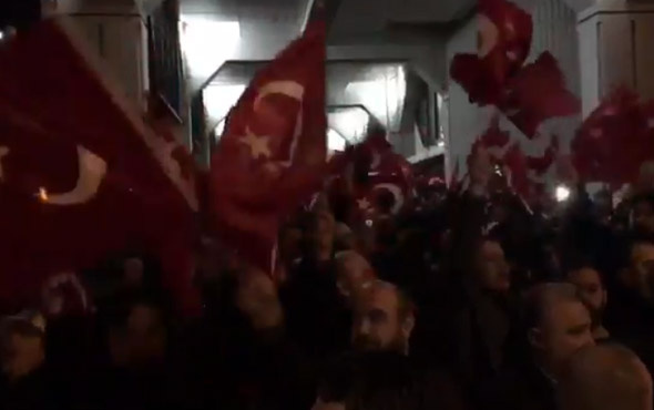 Hollanda'daki Türkler sokağa indi Erdoğan sloganları sokakları inletti