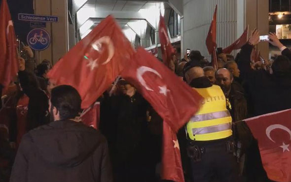 Hollanda polisi toplanan Türklere atlı polislerle saldırdı
