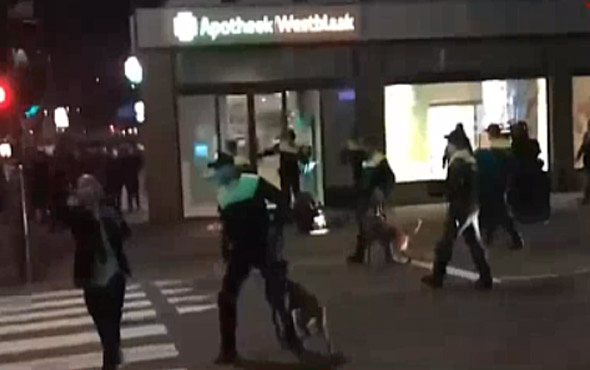 Hollanda polisinden Türk vatandaşlara coplu müdahale