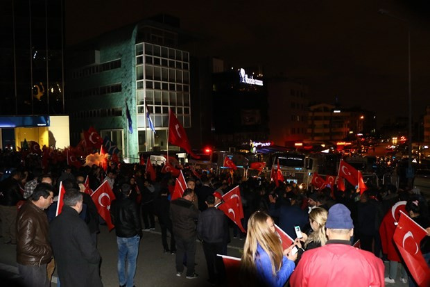 Türkiye Hollanda'yı protesto için sokağa döküldü