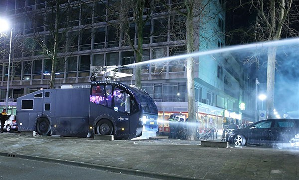 Hollanda'da Türk vatandaşlarına polis köpekli müdahale!
