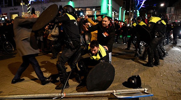 Türkler Hollanda polisini böyle yere serdi!