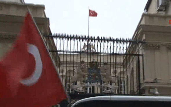 Hollanda'nın İstanbul'daki Başkonsolosluk binasına Türk bayrağı çekildi