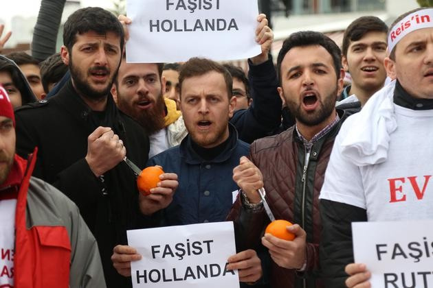 Hollanda protestolarında bunlara dikkat!