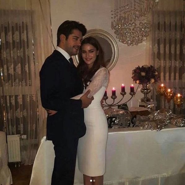 Fahriye Evcen'in göbeğine bakın! Neler oluyor?