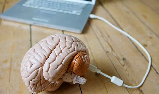 Bu da oldu! USB kablosu ile beyine bilgi yükleyebileceksiniz