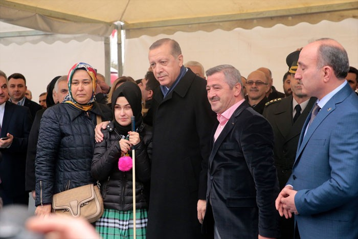 Sakarya'da Erdoğan engelli bir kıza...