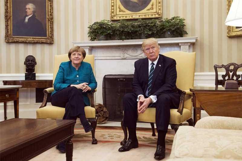 Merkel'in zor anları Trump tweet atmak zorunda kaldı!