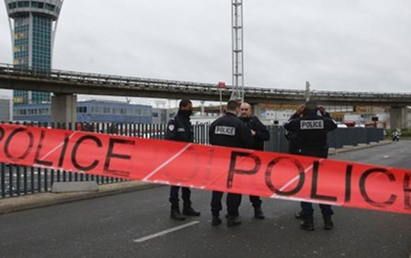 Paris'te bombalı saldırı alarmı savcılık boşaltıldı!