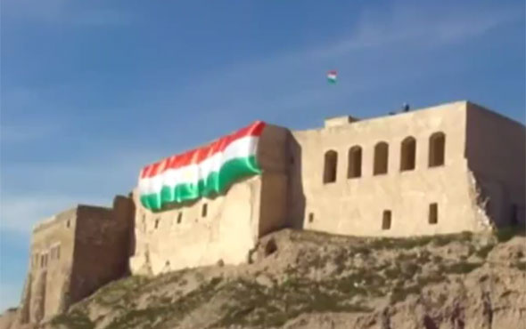Kerkük Valisi azıttı! Kürdistan bayrağı Kerkük kalesine asıldı